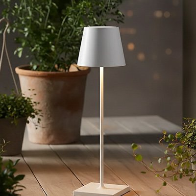 Lampe de table LED dans un jardin