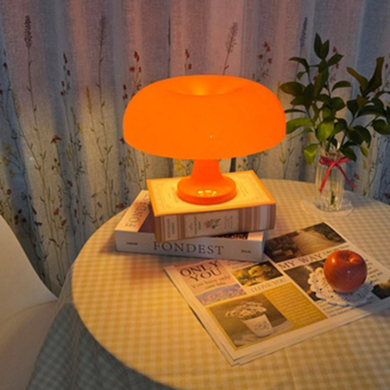 lampe orange champignon sur table de lecture