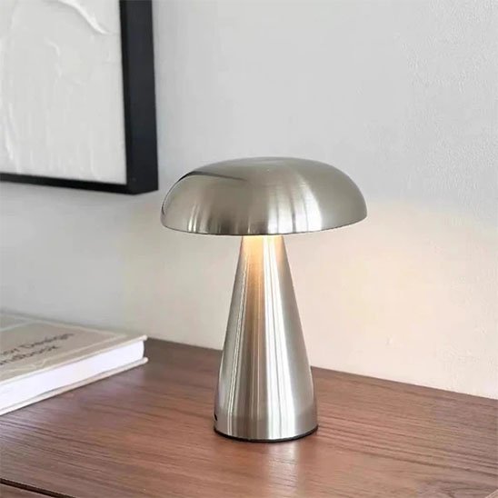 champignon lampe argent sur petite table de lecture