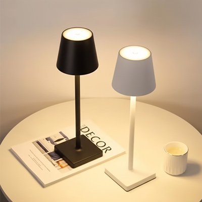  Deux couleurs differentes de lampe de table LED 