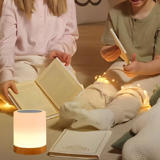 enfants lisant  dans sa chambre avec lampe de chevet tactiles 