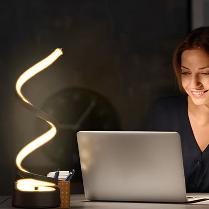 femme travail avec lampe de chevet a cote