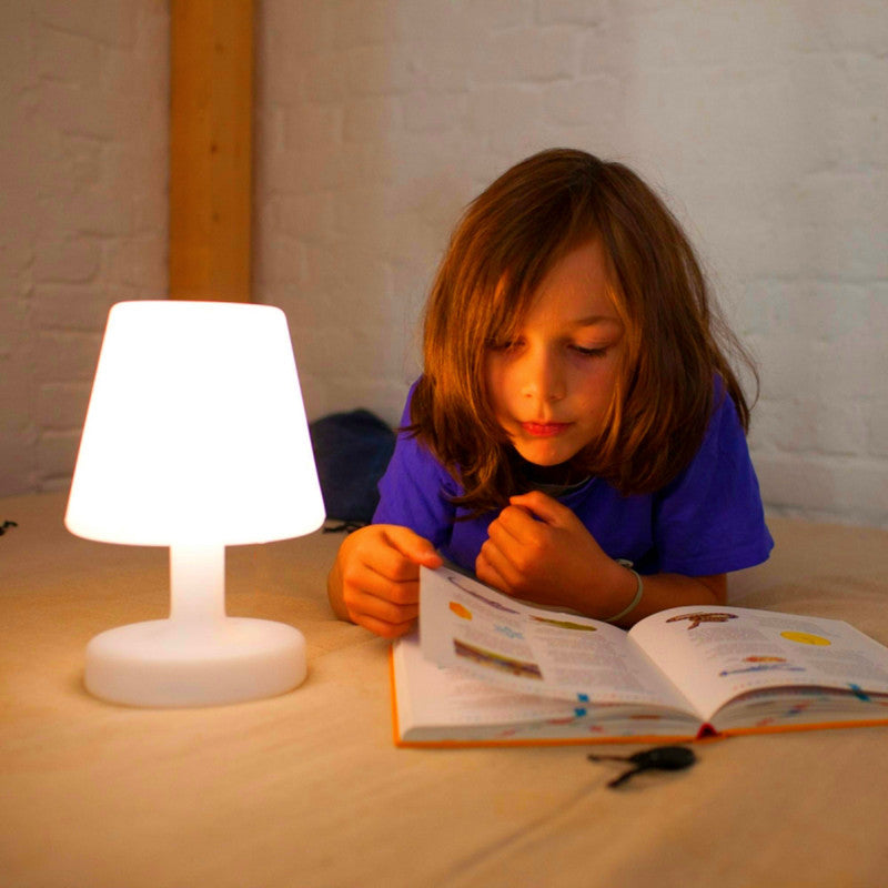 fillette lisant un livre lampe de able sans fil a cote