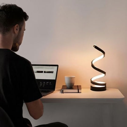 homme travail avec lampe de chevet a cote