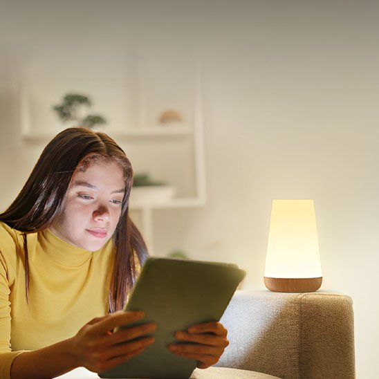 jeune fille faire lecture avec lampe de chevet tactile