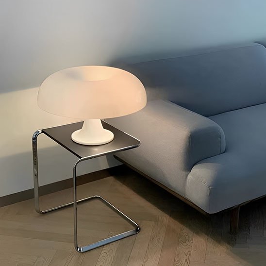 lampe champignon blanche au coin du salon