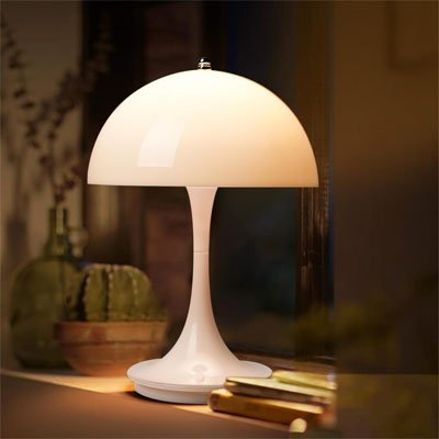 lampe champignon blanche sur table de lecture