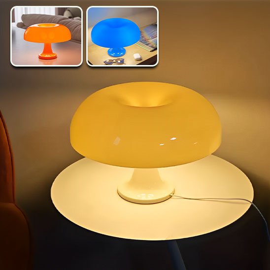lampe champignon jaune allumee sur petite table