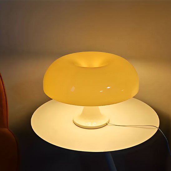 lampe champignon jaune allumee sur petite table