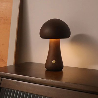 Lampe champignon sur petite table en decoration