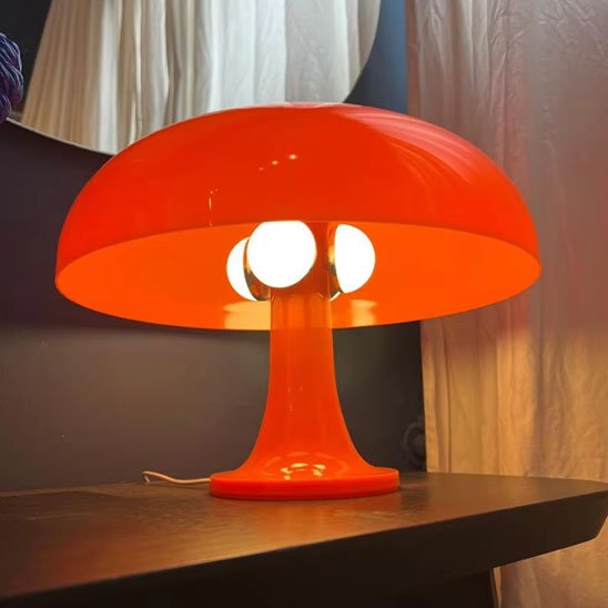 lampe champignon sur petite table