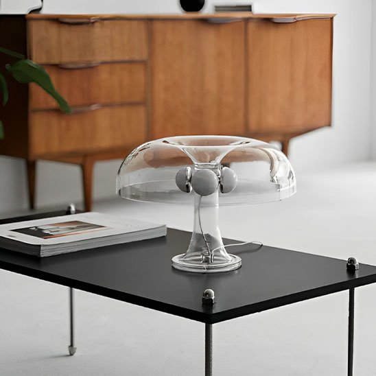 lampe champignon transparent sur petite table de lecture