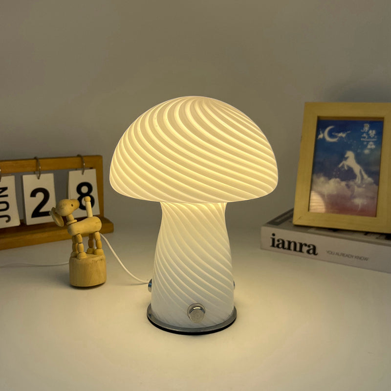lampe champignon vintage sur table de lecture