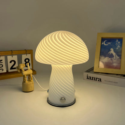 lampe champignon vintage sur table de lecture