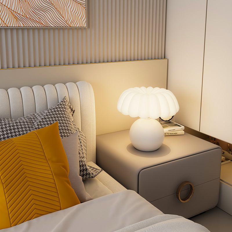 lampe de chevet blanche allumee sur petite table