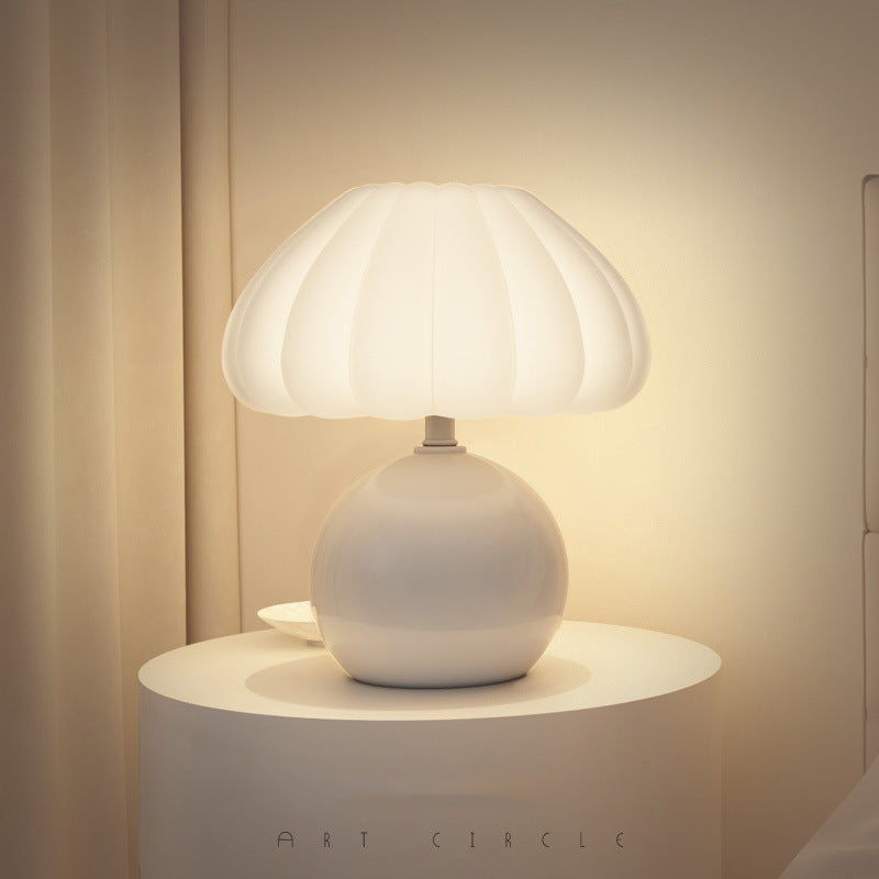 lampe de chevet blanche sur petite table