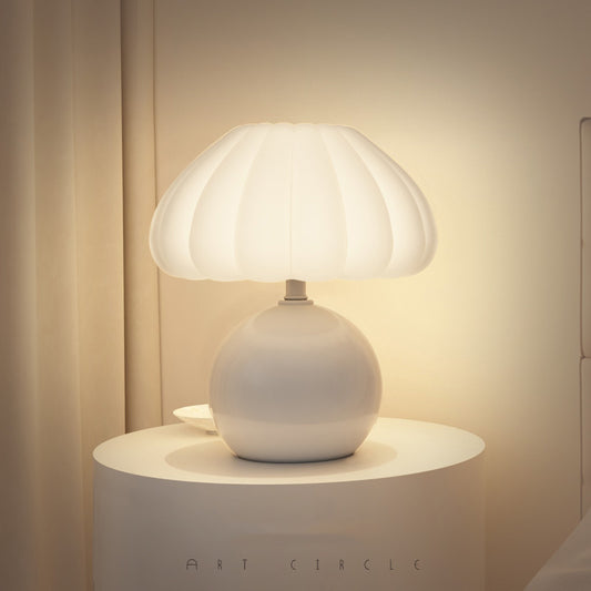 lampe de chevet blanche sur petite table