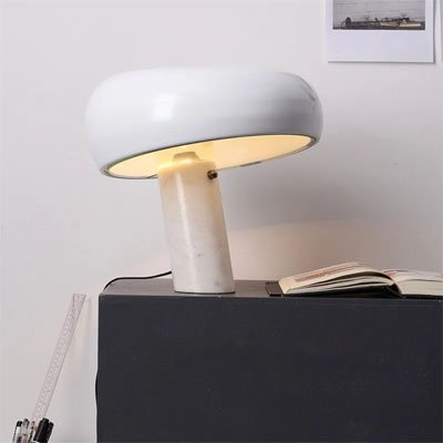 lampe de chevet  champignon allumee sur petite table