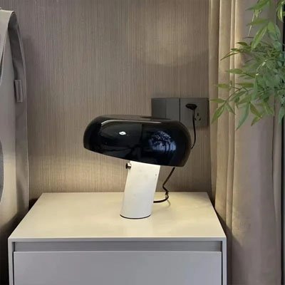 lampe de chevet champignon dans chambre a coucher