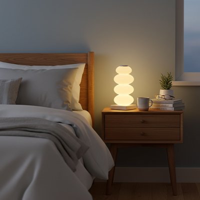 lampe de chevet design allumee  avec lumière douce