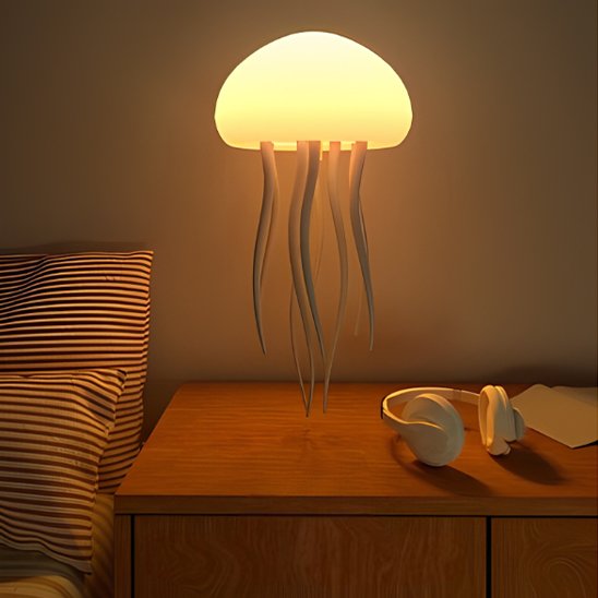 lampe de chevet design allumee sur table