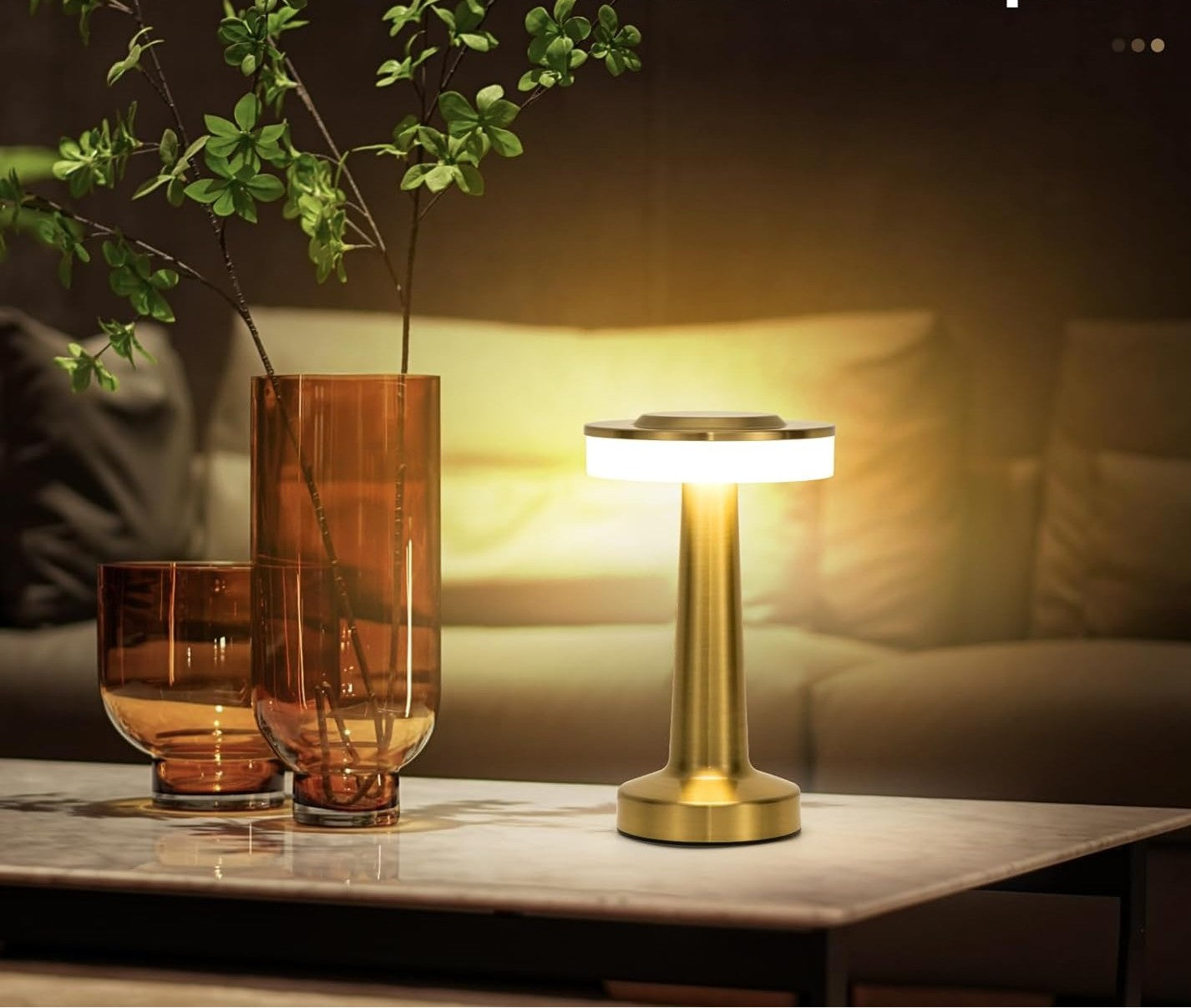 lampe de chevet doree sur petite table dans salon