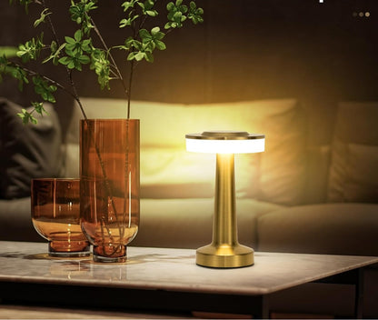 lampe de chevet doree sur petite table dans salon