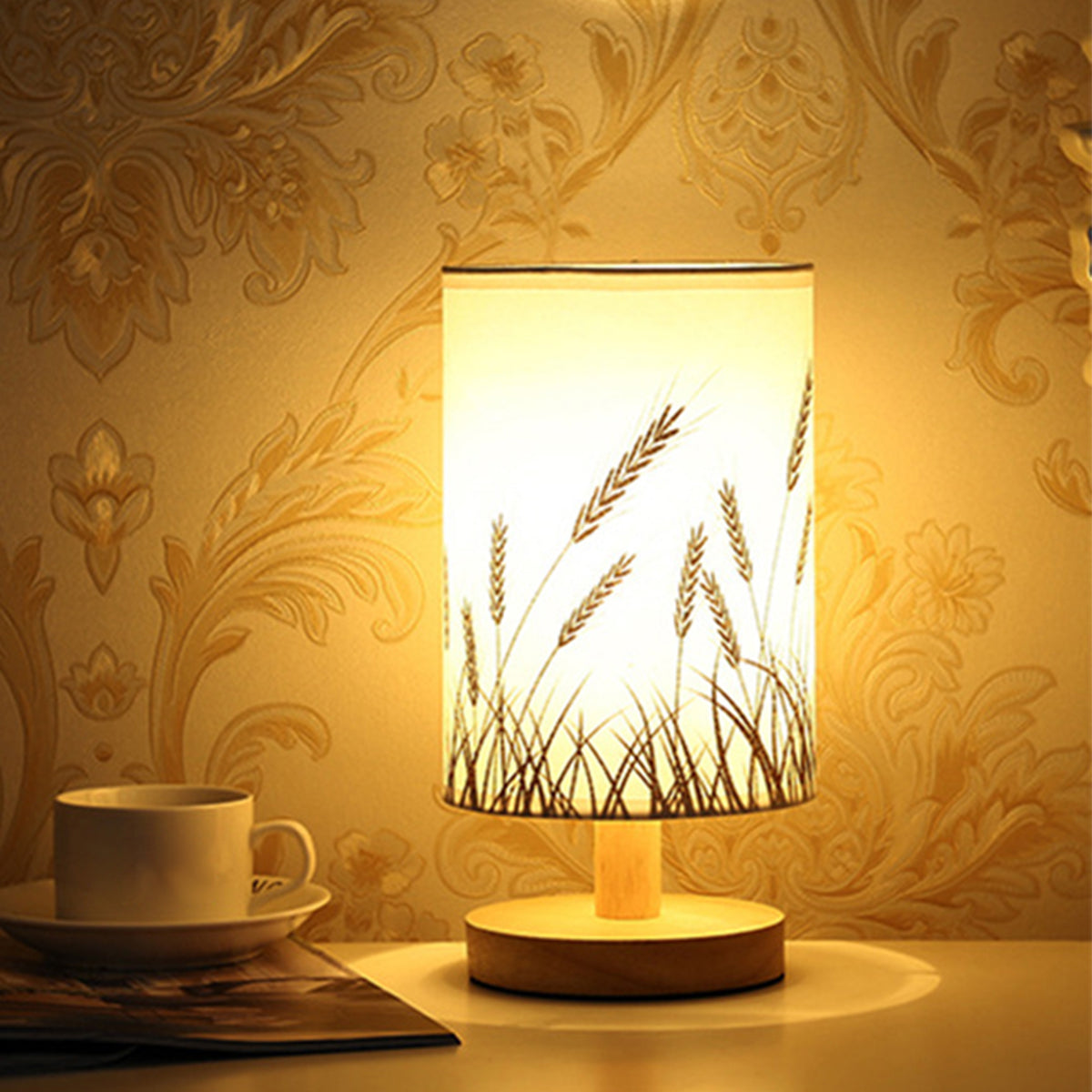 lampe de chevet en bois sur petite table a cafe