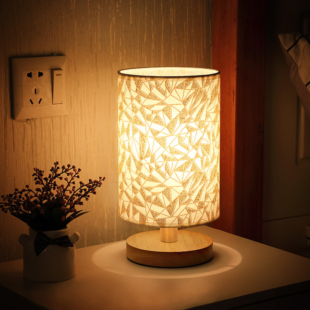 lampe de chevet en bois sur petite table de decoration