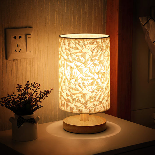 lampe de chevet en bois sur petite table de decoration