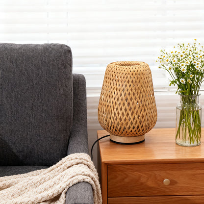 lampe de chevet en rotin dans un coin en decoration