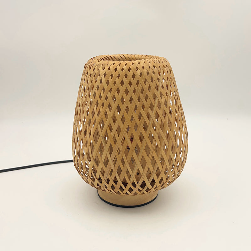 lampe de chevet en rotin instalee sur petite table
