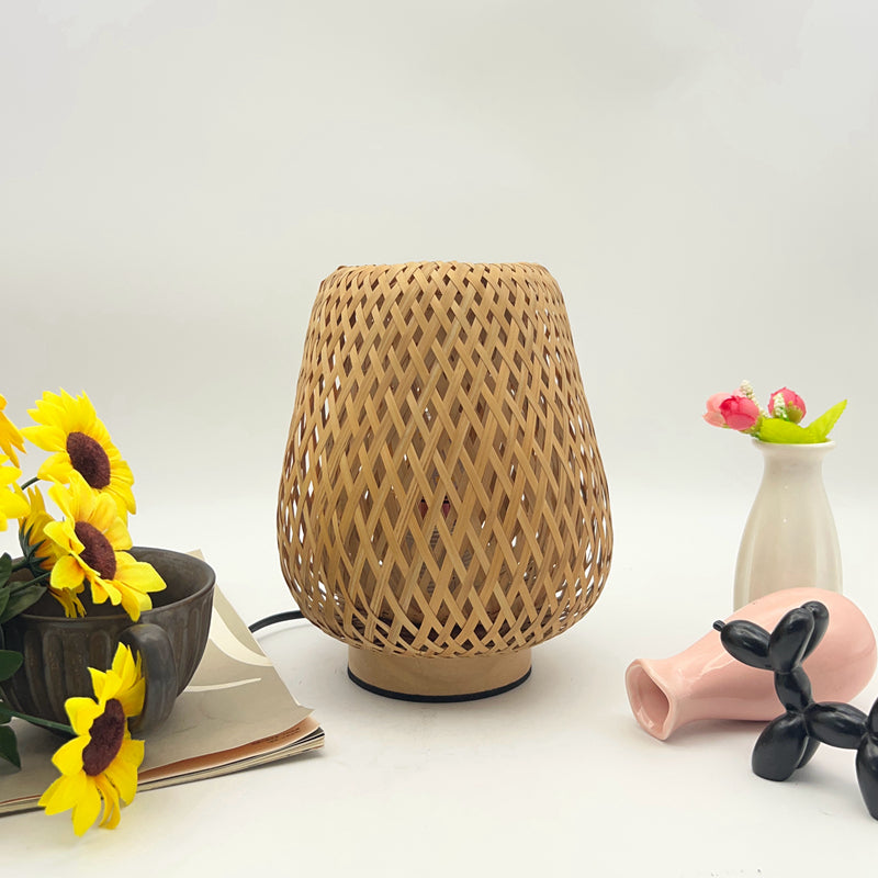 lampe de chevet en rotin sur petite table