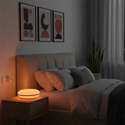 lampe de chevet enfant allumee dans chambre a coucher