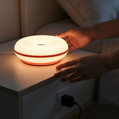 lampe de chevet enfant blanche allumee sur table de nuit