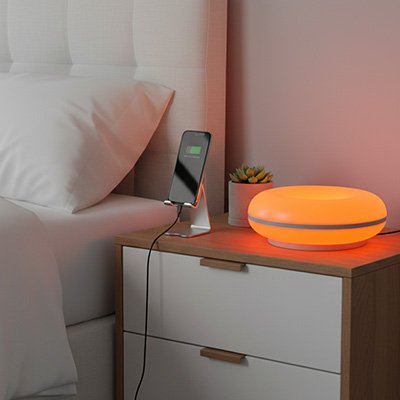 lampe de chevet enfant orange allumee 