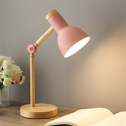 Lampe de chevet industriel rose sur petite table de lecture