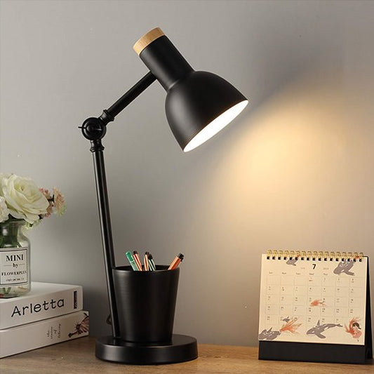 Lampe de chevet industriel sur bureau de travail