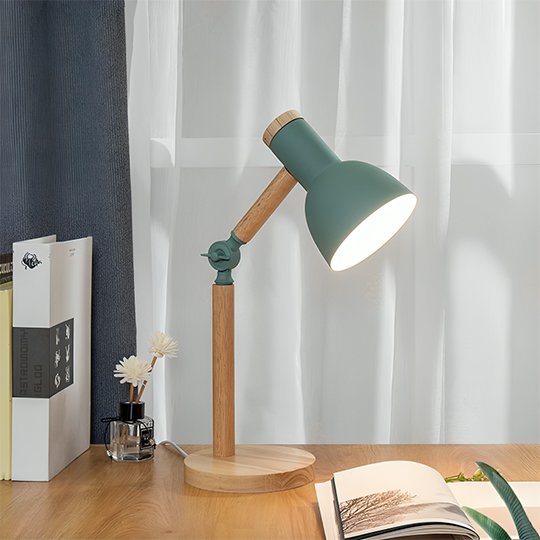Lampe de chevet industriel vert sur table de lecture