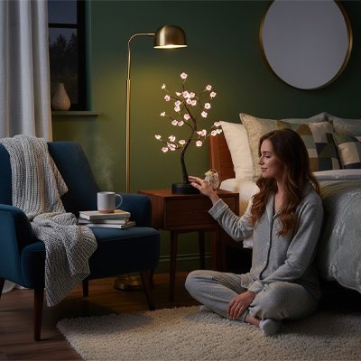 Lampe de chevet moderne illuminee pres d`une dame