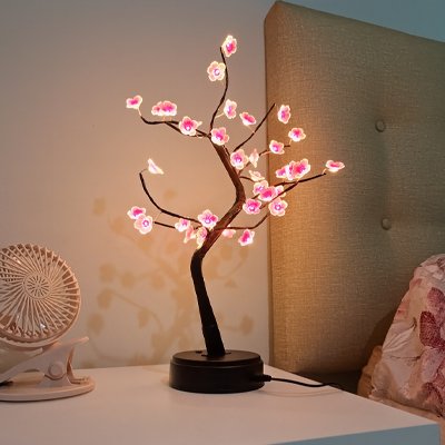 Lampe de chevet moderne illuminee sur table de nuit