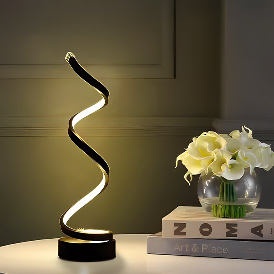 lampe de chevet posee sur table de lecture