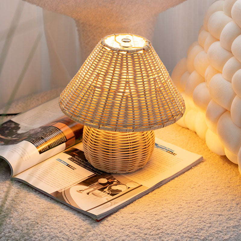 lampe de chevet rotin sur livre de lecture