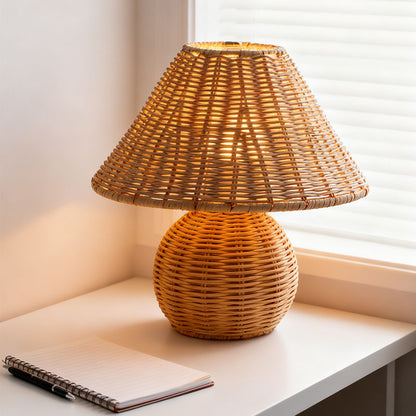 lampe de chevet rotin sur table de lecture