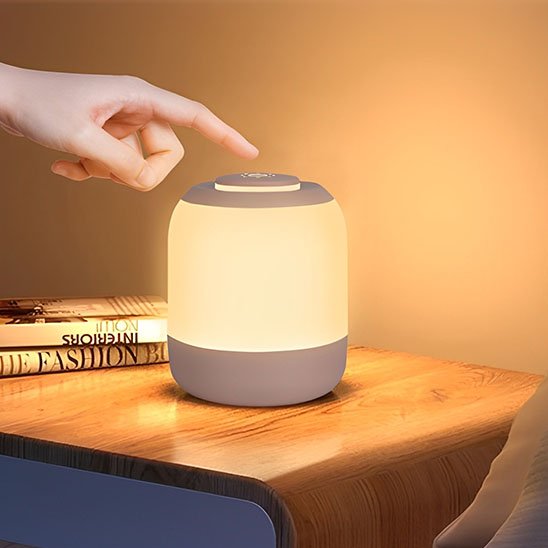 Lampe de chevet tactile allume sur un table
