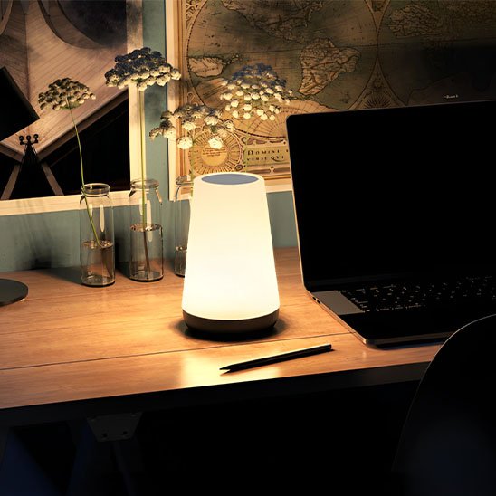 lampe de chevet tactile dans bureau de travail