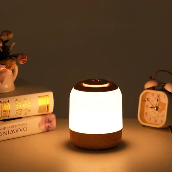Lampe de chevet tactile sur table de lecture