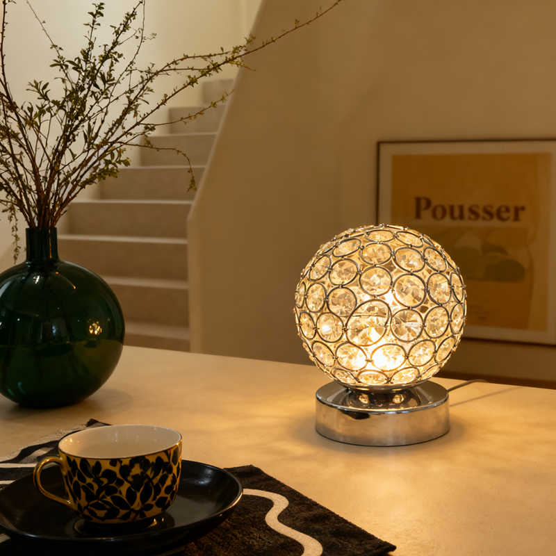 lampe de chevet vintage allumee en decoration