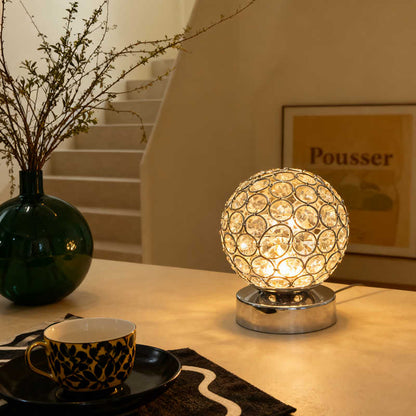 lampe de chevet vintage allumee en decoration