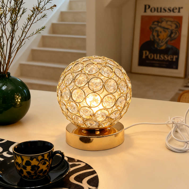 lampe de chevet vintage allumee sur table a cafe